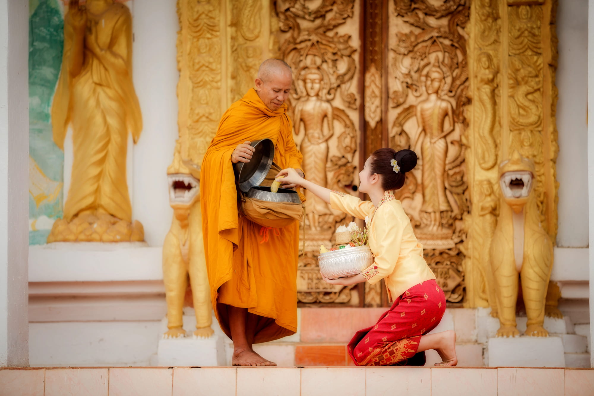 Laos - wycieczki w małych grupach, najlepsze wyjazdy do Laosu i Azji (25) Luang Prabang dary dla mnichów.jpg